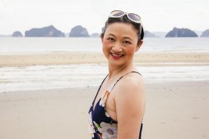 气质熟女莎莎姐海边光脚丫拍照留念