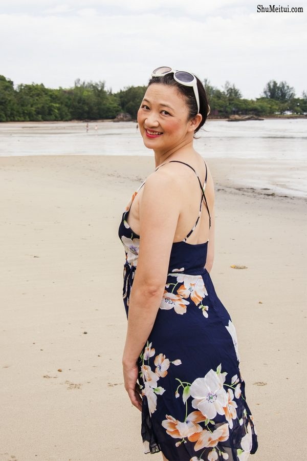 气质熟女莎莎姐海边光脚丫拍照留念[第12张/共12张]