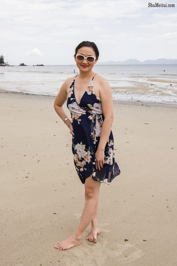 气质熟女莎莎姐海边光脚丫拍照留念[第2张/共12张]