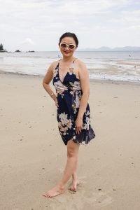 气质熟女莎莎姐海边光脚丫拍照留念