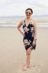 气质熟女莎莎姐海边光脚丫拍照留念