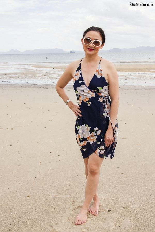 气质熟女莎莎姐海边光脚丫拍照留念[第4张/共12张]