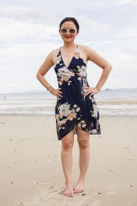 气质熟女莎莎姐海边光脚丫拍照留念