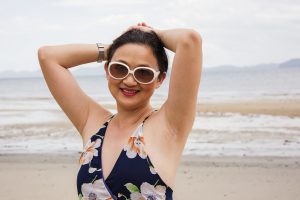 气质熟女莎莎姐海边光脚丫拍照留念