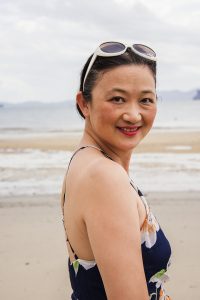 气质熟女莎莎姐海边光脚丫拍照留念