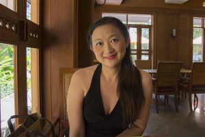 气质熟女莎莎姐低胸短裤露大腿诱惑