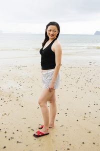 气质熟女莎莎姐低胸短裤露大腿诱惑