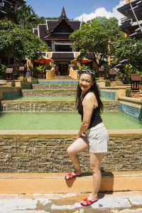 气质熟女莎莎姐低胸短裤露大腿诱惑