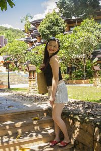 气质熟女莎莎姐低胸短裤露大腿诱惑