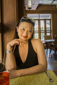 气质熟女莎莎姐低胸短裤露大腿诱惑