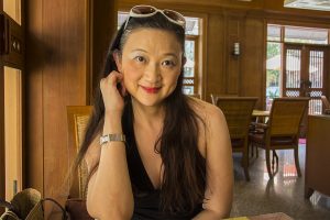 气质熟女莎莎姐低胸短裤露大腿诱惑