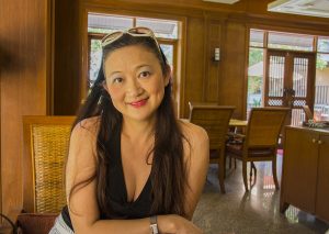 气质熟女莎莎姐低胸短裤露大腿诱惑