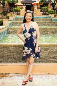 气质低胸熟女莎莎姐外出游玩拍照留念