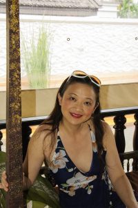 气质低胸熟女莎莎姐外出游玩拍照留念