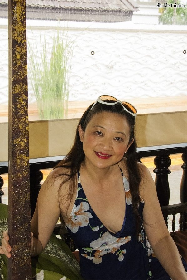 气质低胸熟女莎莎姐外出游玩拍照留念[第16张/共30张]