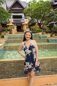 气质低胸熟女莎莎姐外出游玩拍照留念