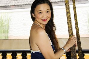 气质低胸熟女莎莎姐外出游玩拍照留念