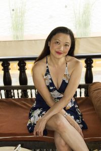 气质低胸熟女莎莎姐外出游玩拍照留念