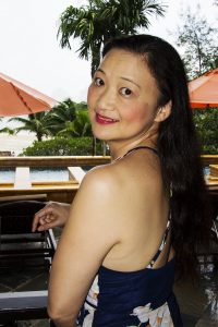 气质低胸熟女莎莎姐外出游玩拍照留念