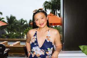 气质低胸熟女莎莎姐外出游玩拍照留念