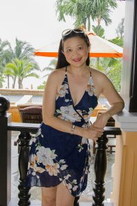 气质低胸熟女莎莎姐外出游玩拍照留念