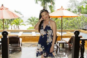 气质低胸熟女莎莎姐外出游玩拍照留念