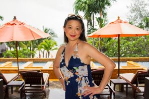 气质低胸熟女莎莎姐外出游玩拍照留念