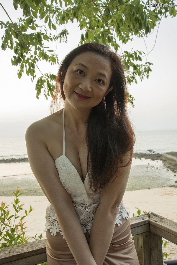 超级爱穿低胸装的富贵熟女莎莎姐[第4张/共14张]