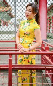 欣嫂穿旗袍身材凹凸有致也是肉丝袜