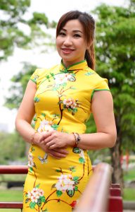 欣嫂穿旗袍身材凹凸有致也是肉丝袜