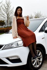 美女客串车模黑丝高跟到车里脱鞋