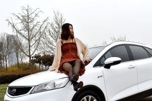 美女客串车模黑丝高跟到车里脱鞋