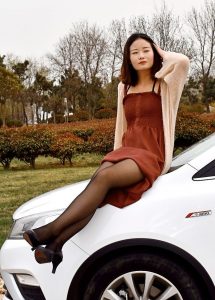 美女客串车模黑丝高跟到车里脱鞋