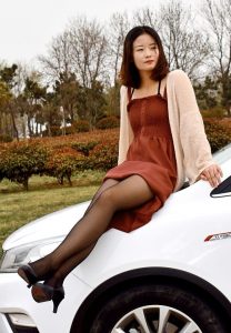美女客串车模黑丝高跟到车里脱鞋