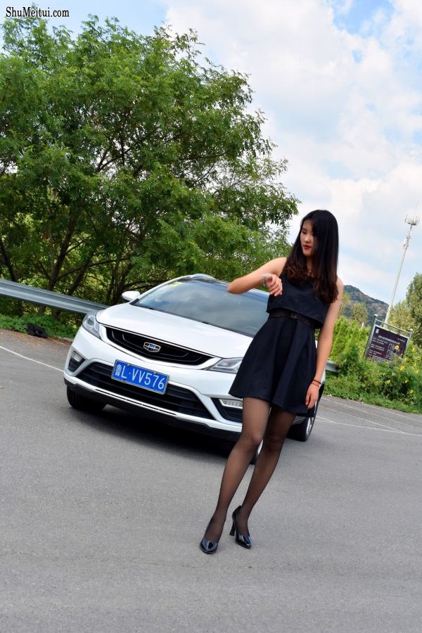 带墨镜的冷酷御姐车内大秀黑色丝袜[第17张/共25张]