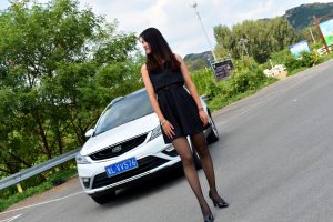 带墨镜的冷酷御姐车内大秀黑色丝袜