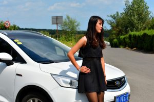 带墨镜的冷酷御姐车内大秀黑色丝袜