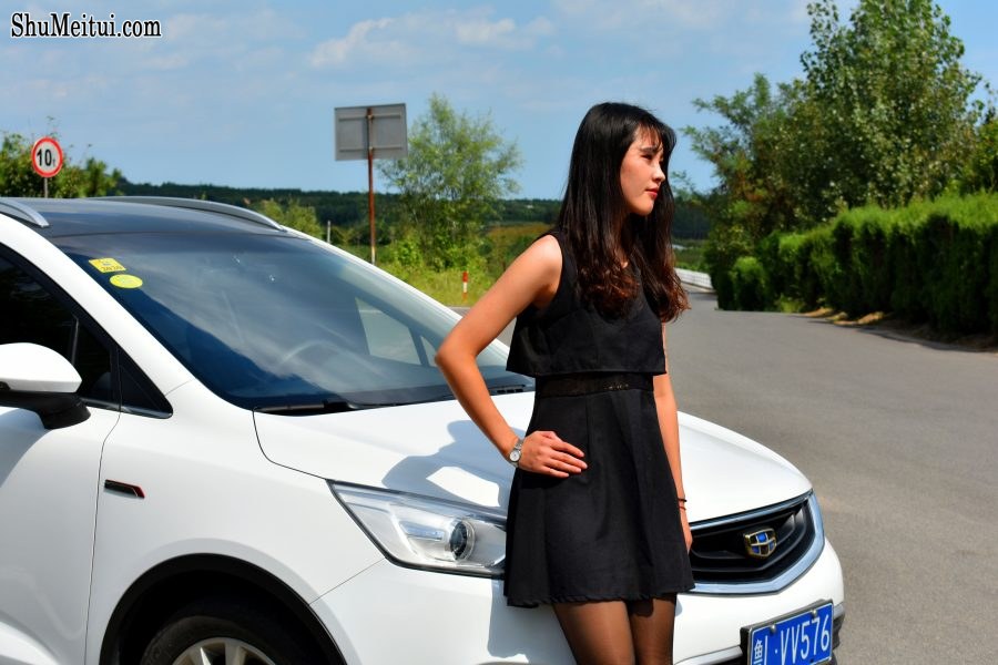 带墨镜的冷酷御姐车内大秀黑色丝袜[第19张/共25张]