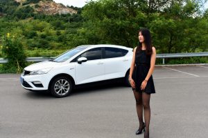 带墨镜的冷酷御姐车内大秀黑色丝袜