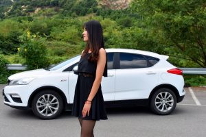 带墨镜的冷酷御姐车内大秀黑色丝袜