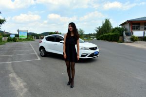 带墨镜的冷酷御姐车内大秀黑色丝袜