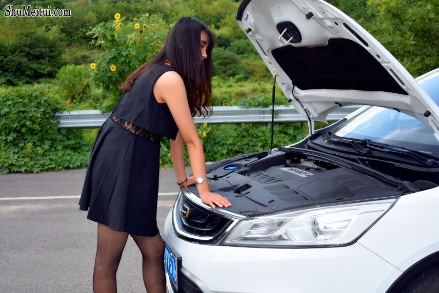 带墨镜的冷酷御姐车内大秀黑色丝袜[第7张/共25张]