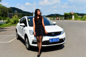 带墨镜的冷酷御姐车内大秀黑色丝袜