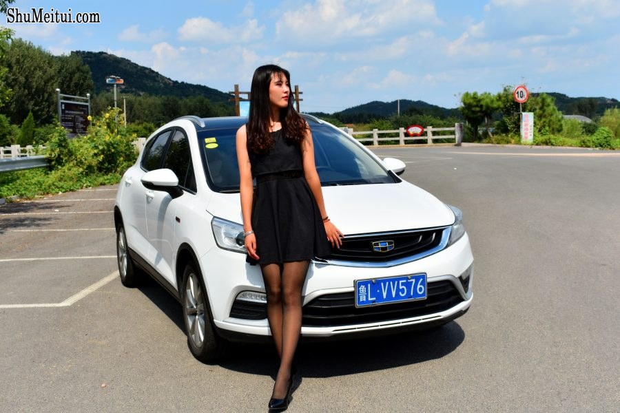 带墨镜的冷酷御姐车内大秀黑色丝袜[第8张/共25张]