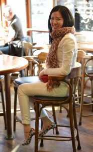 穿白裤细高跟的气质大姐