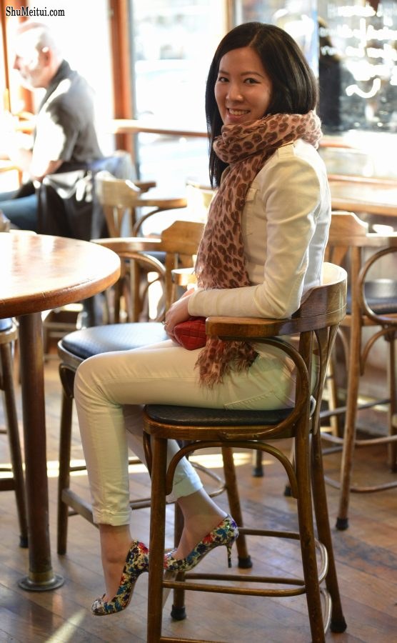 穿白裤细高跟的气质大姐[第3张/共5张]