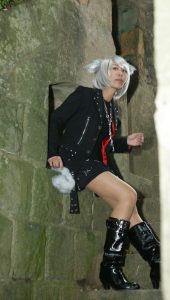 带假发的人妻穿靴子丝袜外出拍照