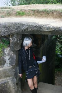 带假发的人妻穿靴子丝袜外出拍照