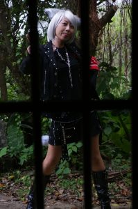 带假发的人妻穿靴子丝袜外出拍照