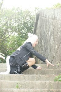 带假发的人妻穿靴子丝袜外出拍照